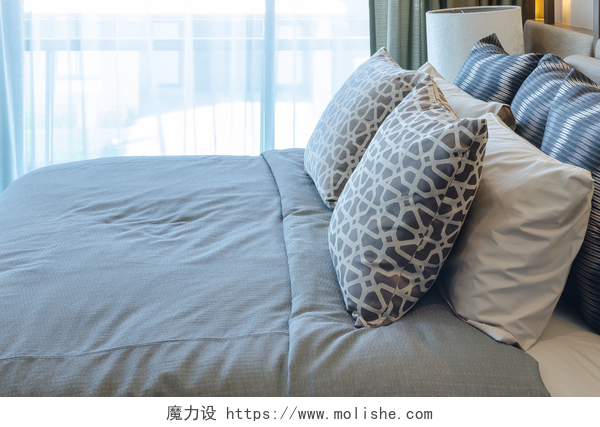 蓝色床上用品特写pillows on blue sofa with lamp